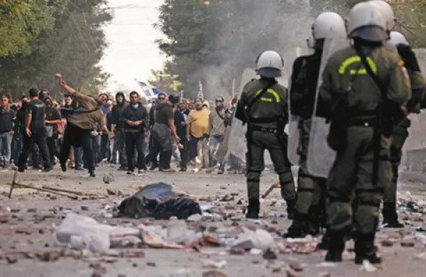 Protestniki so v policiste metali kamne in smeti