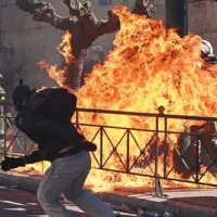 Zamaskirani mladenič je v policista vrgel zažigalno bombo