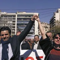 Zaprti so državni uradi, trgovine, banke in šole, bolnišnice pa delujejo le z nujnim osebjem