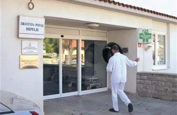 V zdravstveni postaji v Hrpeljah je legionela prehitela obnovo, zdaj pa so novo vodovodno napeljavo skorajda že  dokončali