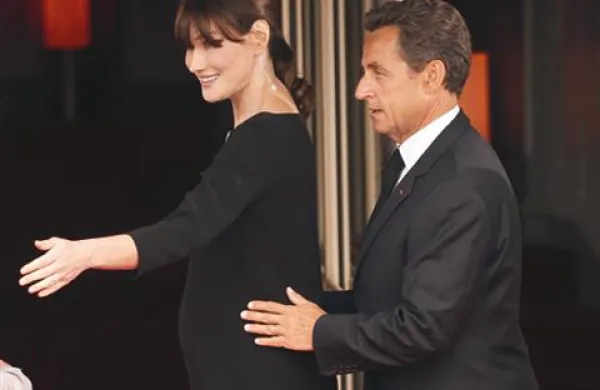 Francoski predsednik je ženo Carlo Bruni Sarkozy v porodnišnico pripeljal v sredo.