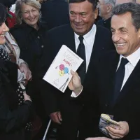  Ob obisku departmaja Mayenne na zahodu Francije so francoskemu predsedniku za rojstvo hčerke podarili tudi knjigo.