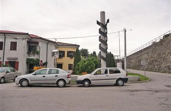 Načrt obvoza središča Kanala trg s spomenikom na desnem bregu Soče spreminja v rondo, ki bi promet le še približal hišam