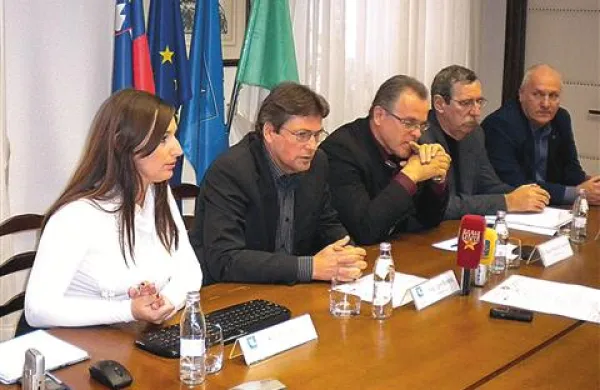 Prireditev, posvečeno izolskemu čudežu, so predstavili (z desne) Egidij Krajcar, Jože Černelič, Danilo Markočič in župan Igor Kolenc. Ob njem je njegova svetovalka Kristina Zelič.
