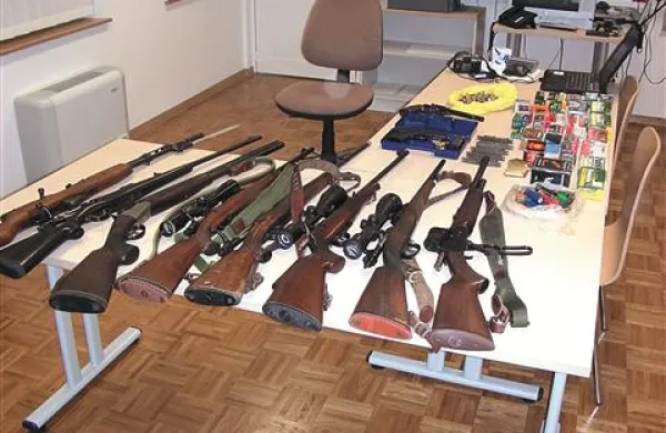 Policisti so med hišno preiskavo pri obtoženemu našli več orožja
