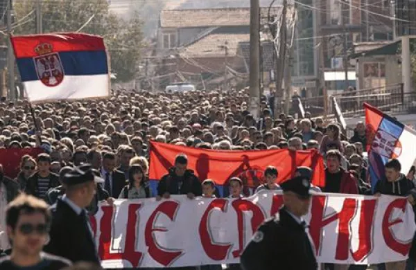 Kosovski Srbi so protestirali proti odstranitvi barikad na severu Kosova.