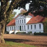  Nekatere stavbe v žrebčarni Redefin so dolgo samevale, nov naložbeni ciklus jim bo dal novo življenje, med drugim bodo v njih odprli prenočišča in restavracijo za obiskovalce. 