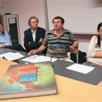 Na koprski Fakulteti za humanistične študije so atlas predstavili (z leve) direktor založbe Nova revija Tomaž Zalaznik, arheolog in zgodovinar  Tomaž Nabergoj, zgodovinar Aleš Gabrič in kartografinja Mateja Rihtaršič