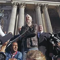 Julian Assange je v Londonu nagovoril protestnike 15o in jih pozval k “organiziranemu aktivizmu”
