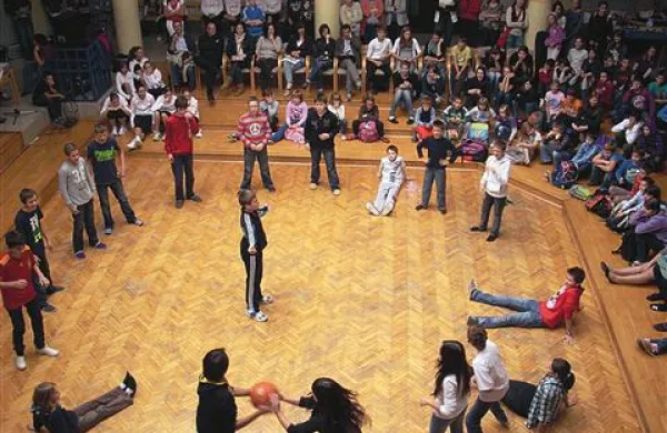 &Scaron;panski in angle&scaron;ki &scaron;olarji v piv&scaron;kih klopeh