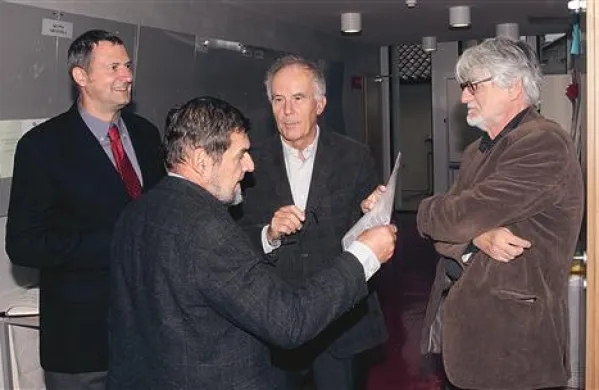 Denis Poniž (spredaj) je udeležencem simpozija in  seveda avtorju pokazal zanimiv dokument - fotokopijo Šalamunove Dume 64, ki je “izšla” tudi v poročilu Službe državne varnosti. Ob Šalamunu levo predstojnik oddelka za slovenistko FHŠ Krištof Jacek Kozak, desno pa Ivo Svetina 