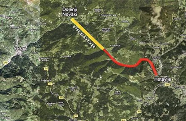    Predor med Novaki in dolino Kopačnice (rumeno) podpira tudi vlada, a ker občina Gorenja vas - Poljane temu nasprotuje, iz vsega skupaj (še) ne bo nič