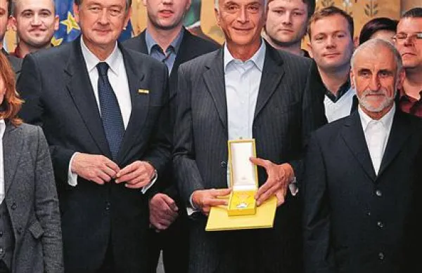 Danilo Türk, Ivo Boscarol z odlikovanjem, ajdovski župan Marjan Poljšak in pipistrelovci