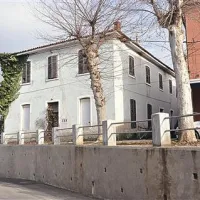 Več kot 90 let stara stavba nekdanjega kulturnega doma je  bila središče družabnega življenja v Hrvatinih, zadnje desetletje pa žalostno propada
