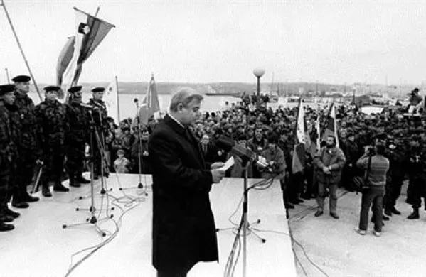  26. oktobra 1991 je slabih 11 ur po odhodu zadnjega vojaka JLA iz koprskega pristanišča takratni predsednik predsedstva RS Milan Kučan dejal: 