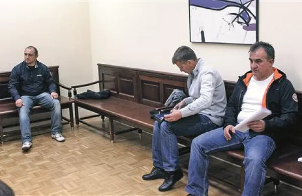 Darko Dekovič (prvi z leve) je bil včeraj prvič v sodni dvorani skupaj s Francem Stopniškom (drugi z desne) in Vladanom Obrenovičem (prvi z desne)