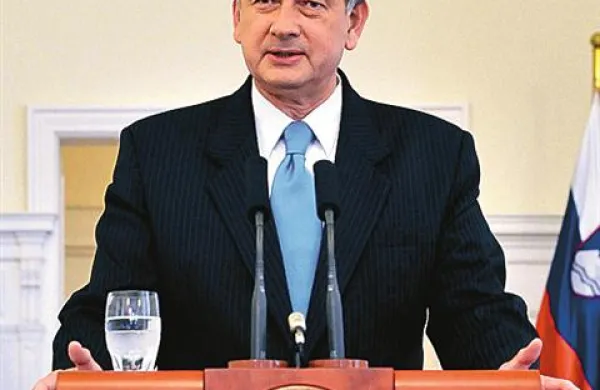Predsednik države Danilo Türk je minuto po polnoči razpustil parlament in razpisal predčasne parlamentarne volitve.