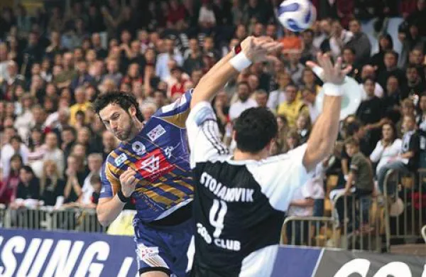 Renato Vugrinec (v modrem dresu) je v ligi prvakov v Bonifiki že zabijal v dresu Portlanda San Antonia. Pred njim je Radosav Stojanovik.