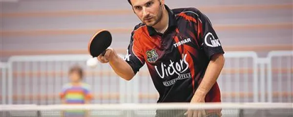 Bojan Tokić med vsakim obiskom doma pokaže svoje veščine mladim v  domači dvorani NTK Iskra Avtoelektrika v Vrtojbi. Namiznoteniška mladež z Goriške bo svojega vzornika naslednjič videla šele decembra