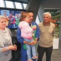 Spomin za zgodovino: družina Tokić - mama Božena, Bojan  (deklica v njegovih rokah je Sara, hči njegovega brata Darija) in oče Miroslav na sprejemu v Ljubljani pred posnetkom prizora podelitve odličij na EP, kjer sta  bron dobila soigralca Bojan Tokić in Aleksandar Karakašević (na zaslonu  tretji in četrti z leve)