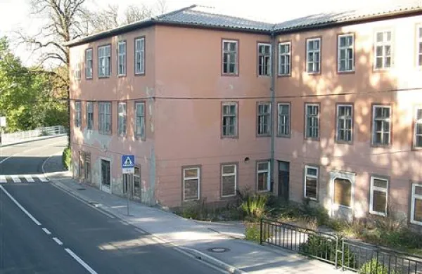 Bo tudi razpadajoči  hotel Lovec sredi Ilirske Bistrice doletela prisilna  stilska preobrazba? 