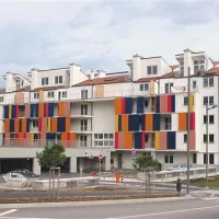 Takšna  je bila videti zunanjost  bloka, ko so bila na drsnikih pritrjena  kovinska senčila