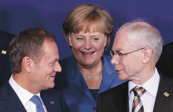 Nemška kanclerka Angela Merkel (v sredini) in predsednik Evropskega sveta Herman Van Rompuy (desno) sta Italijo pozvala k sprejetju ukrepov. 