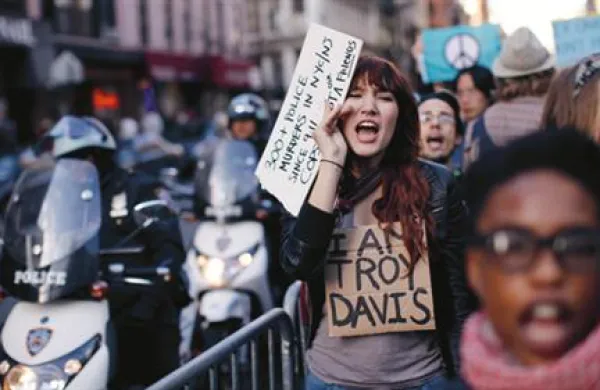 Protestniki v New Yorku so se po ulicah sprehodili v pohodu proti policijskemu nasilju. 