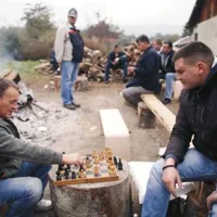 Kosovski Srbi si čas na barikadah krajšajo z igranjem šaha.