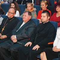 Paroh Tomo Ćirković (drugi z desne, ob njem  župan Jernej Verbič),  desno postojnski  paroh Srđan Spasojević