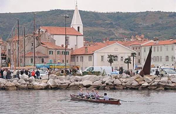 Veslaške regate v starih lesenih čolnih se je udeležilo 120 veslačev