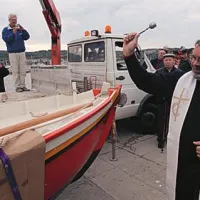 Zmagovalno batano je izdelal Marino Hrvatin iz Kort, pred splovitvijo pa jo je blagoslovil izolski župnik