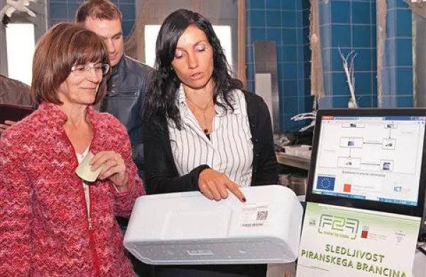 Irena Fonda (desno) Miri Trebar kaže nalepko s kodami za sledljivost