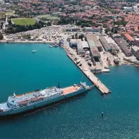 V ladjedelnici, kjer je bila še do nedavnega privezana ladja Marinos D, si Zemljaričevi investitorji zamišljajo mednarodni potniški terminal, na kopnem pa kulturno-razvedrilni center 
