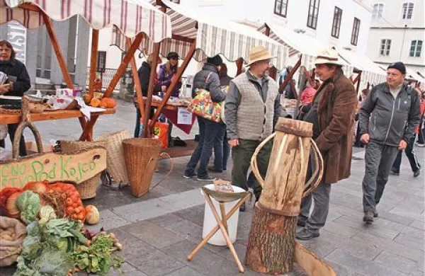 Mrazu navkljub sobotna jesenska tržnica ni samevala 