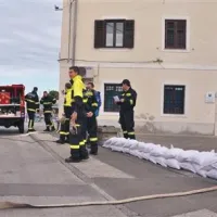 Polnjenje vreč s peskom terja čas, ki je v primeru poplave najhujši sovražnik