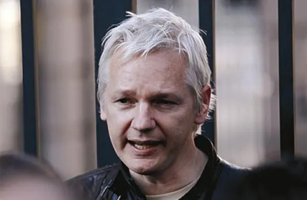 Ustanovitelj spletne strani WikiLeaks Julian Assange je danes sporočil, da so začasno ustavili objavljanje ameriških diplomatskih depeš in se osredotočili na zbiranje denarja