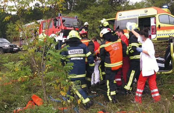 Gasilci  v prometnih nesrečah delajo z roko v roki z reševalci
