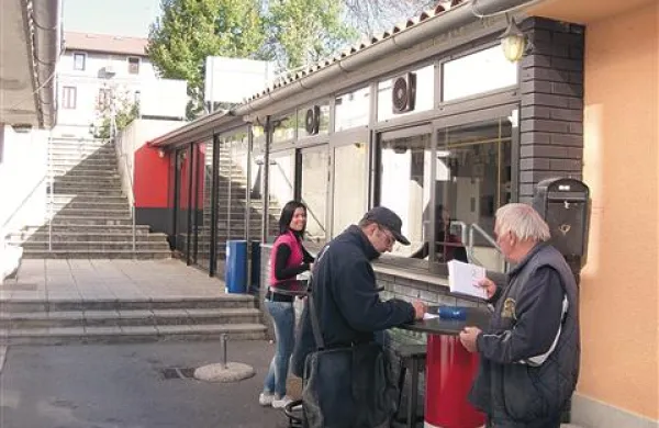 Občina ne dovoli, da bi bil bar Adicto odprt, dokler se ne reši spor zaradi terase, ki stoji na občinski zemlji 