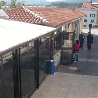 Pokrita in zastekljena terasa (levo) je sprla lastnika lokala in občino 