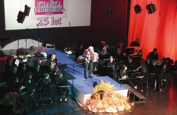 V preteklosti je veljala harmonika za glasbilo zabav, danes pa se prav dobro ujame tudi z orkestrom in  resno glasbo, poudarjajo kraški harmonikarji