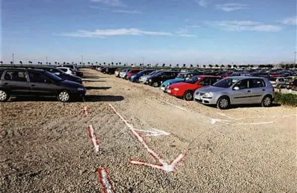 Na Mestni občini Koper opozarjajo voznike, naj avtomobilov raje ne parkirajo na makadamskem parkirišču za koprsko tržnico.