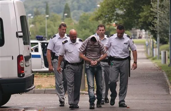Tako se  je Matjaž Trampuž avgusta 2009  skrival ob prihodu na novogoriško sodišče