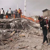 V potresu, ki je v nedeljo prizadel vzhod Turčije, je po zadnjih podatkih umrlo 432 ljudi, 1352 ljudi pa je ranjenih