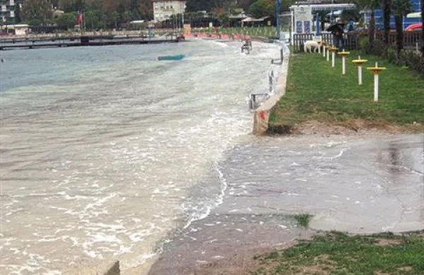 Morje naj bi jutri poplavilo nižje dele obale, napovedujejo vremenoslovci