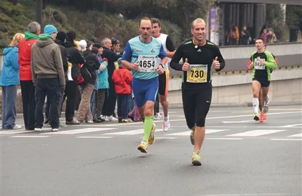 Vasja Vitez (levo) gre bronu v kategoriji na 21 kilometrov  naproti