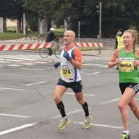 Najboljši primorski maratonec Tomaž Ferjančič je zadnji del maratona opravil skupaj z najboljšo Slovenko Nežo Mravlje