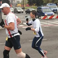 Mihaela Tušar si je kilometer pred ciljem privoščila še zadnje požirke. Pritekla si je  bron DP v maratonu.