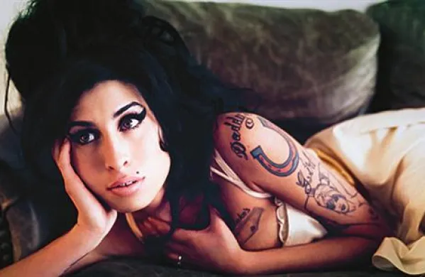 Britanska pevka Amy Winehouse je umrla za posledicami zaužitja prevelike količine alkohola