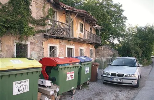 Občina  želi ruševino v Klancu dobiti v svojo last, tako bi jo lahko najhitreje porušila